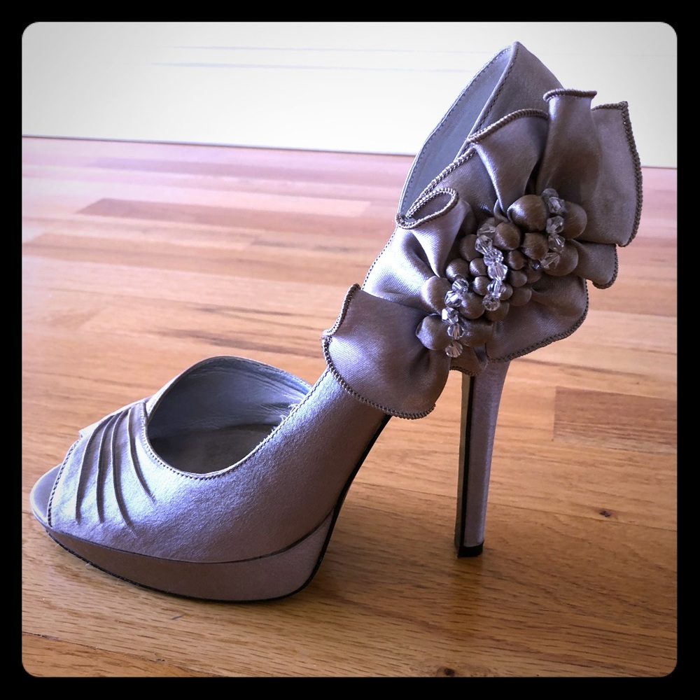 Gorgeous silver pump with cushioned bottom